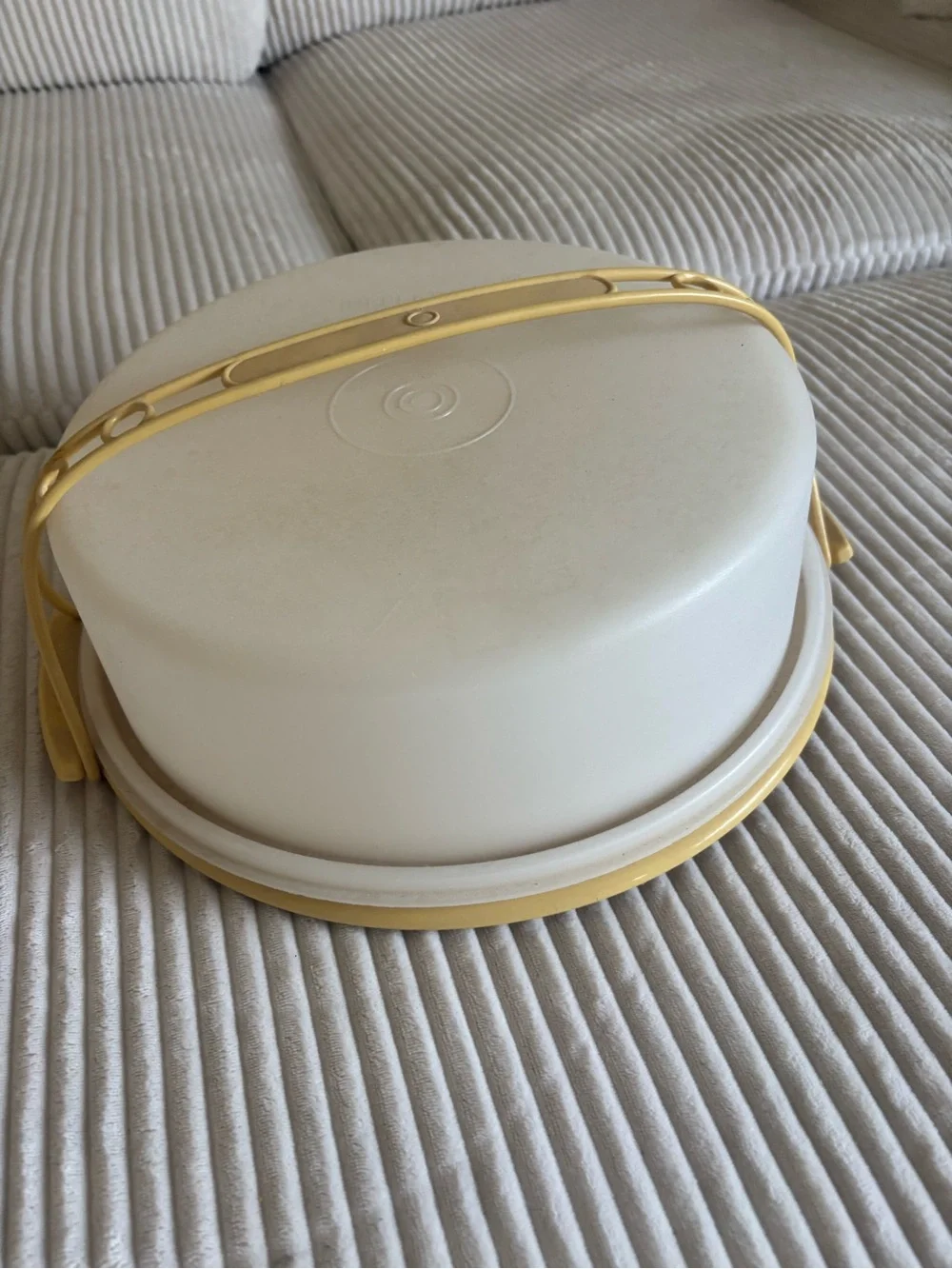 Tupperware vintage pie container